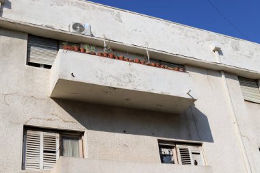 İsrail 'in büyük kentindeki konutlarda mimari detaylar. İsrail 'de sıcak yaz 