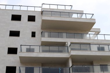 İsrail 'in büyük kentindeki konutlarda mimari detaylar. İsrail 'de sıcak yaz 