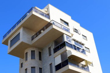 İsrail 'in büyük kentindeki konutlarda mimari detaylar. İsrail 'de sıcak yaz 