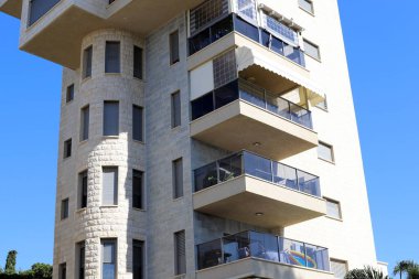 İsrail 'in büyük kentindeki konutlarda mimari detaylar. İsrail 'de sıcak yaz 