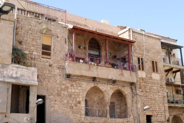 İsrail 'in büyük kentindeki konutlarda mimari detaylar. İsrail 'de sıcak yaz 