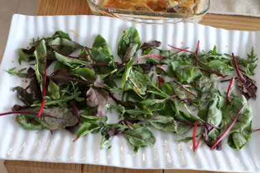 İsrail 'de bir restoranda bir masaya yakın çekim yemek ve atıştırmalık. Yukarıdan görünüm 