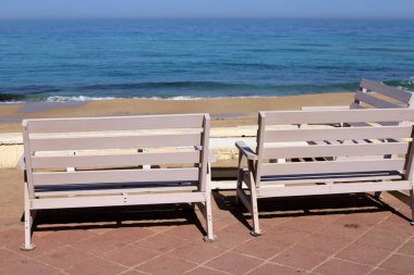 Kuzey İsrail 'de Akdeniz kıyısındaki bir şehir parkında bir turizm bankı duruyor. 