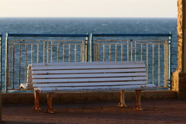 Kuzey İsrail 'de Akdeniz kıyısındaki bir şehir parkında bir turizm bankı duruyor. 