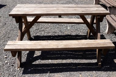 Kuzey İsrail 'de Akdeniz kıyısındaki bir şehir parkında bir turizm bankı duruyor. 