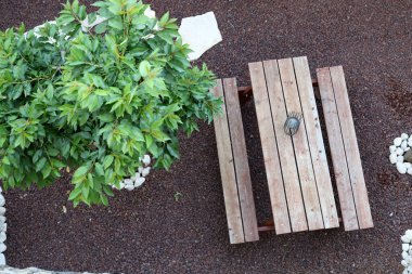 Kuzey İsrail 'de Akdeniz kıyısındaki bir şehir parkında bir turizm bankı duruyor. 