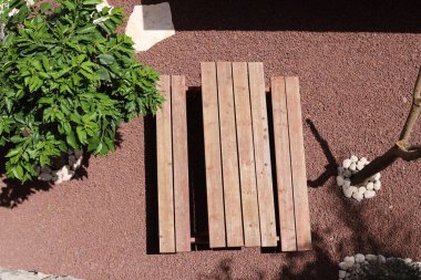 Kuzey İsrail 'de Akdeniz kıyısındaki bir şehir parkında bir turizm bankı duruyor. 