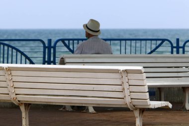 Kuzey İsrail 'de Akdeniz kıyısındaki bir şehir parkında bir turizm bankı duruyor. 