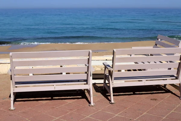 Banco Turístico Encuentra Parque Ciudad Orillas Del Mar Mediterráneo Norte — Foto de Stock