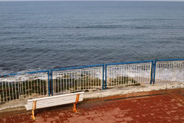 Una Panchina Turistica Sorge Parco Cittadino Sulle Rive Del Mar — Foto Stock