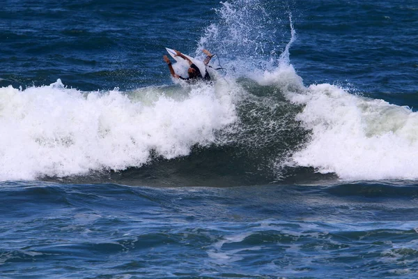 Atleta Desliza Largo Cresta Las Olas Del Mar Surf Una — Foto de Stock