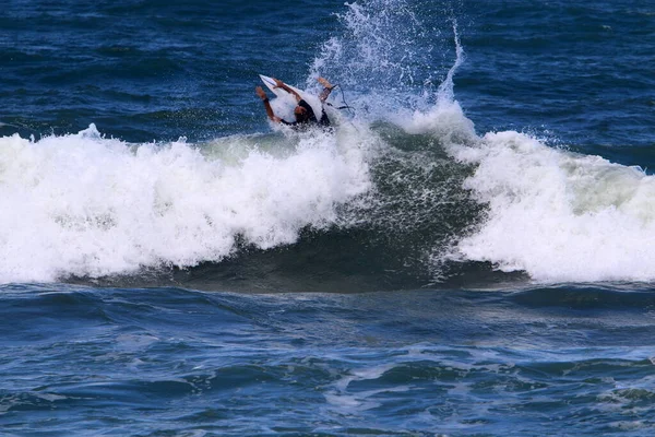 Atleta Desliza Longo Crista Das Ondas Mar Surfar Uma Prancha — Fotografia de Stock