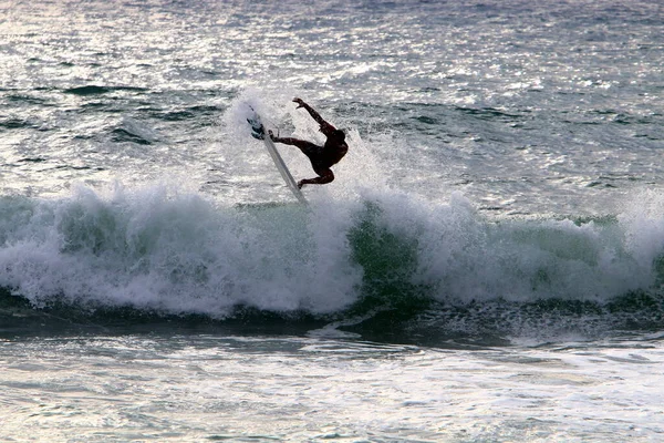 运动员在海浪浪尖上滑行 在一块特殊的木板上滑行 以色列沿海地中海的风暴 — 图库照片