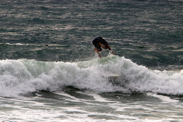 Atleta Desliza Largo Cresta Las Olas Del Mar Surf Una —  Fotos de Stock