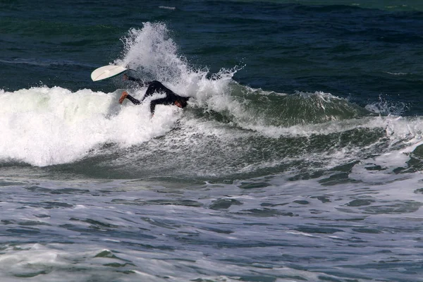Sportowiec Ślizga Się Wzdłuż Grzbietu Fal Morskiego Surfowania Specjalnej Desce — Zdjęcie stockowe