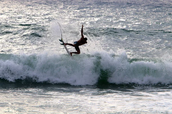 選手は特別なボード上の海の波の波のクレストに沿って滑ります イスラエル沖の地中海に嵐 — ストック写真