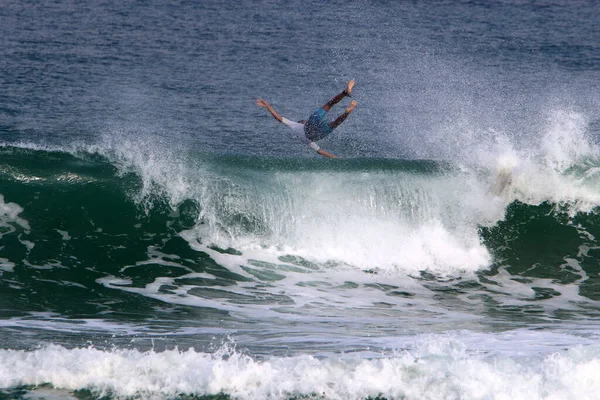 Atleta Desliza Largo Cresta Las Olas Del Mar Surf Una — Foto de Stock