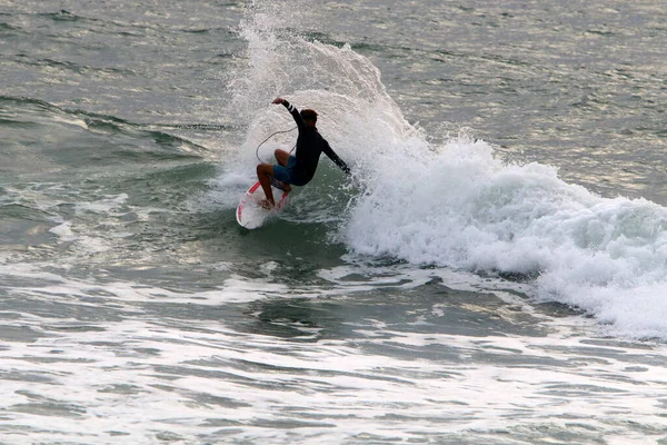 运动员在海浪浪尖上滑行 在一块特殊的木板上滑行 以色列沿海地中海的风暴 — 图库照片