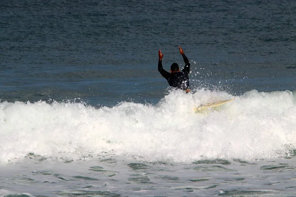 Sportowiec Ślizga Się Wzdłuż Grzbietu Fal Morskiego Surfowania Specjalnej Desce — Zdjęcie stockowe