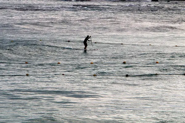 Atleta Desliza Largo Cresta Las Olas Del Mar Surf Una —  Fotos de Stock