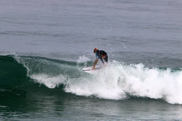 Athlète Glisse Long Crête Des Vagues Mer Sur Une Planche — Photo