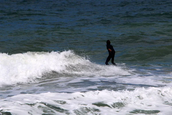 Atleta Desliza Longo Crista Das Ondas Mar Surfar Uma Prancha — Fotografia de Stock