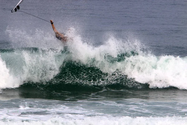 Atleta Desliza Longo Crista Das Ondas Mar Surfar Uma Prancha — Fotografia de Stock