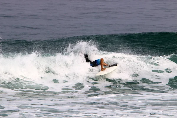 Atleta Desliza Longo Crista Das Ondas Mar Surfar Uma Prancha — Fotografia de Stock