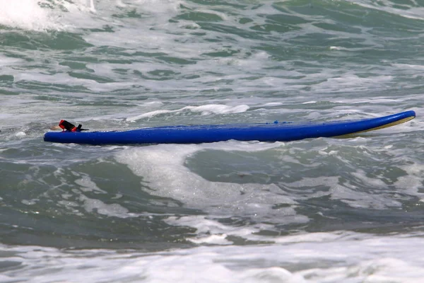 Atleta Scivola Lungo Cresta Delle Onde Del Mare Surfare Una — Foto Stock