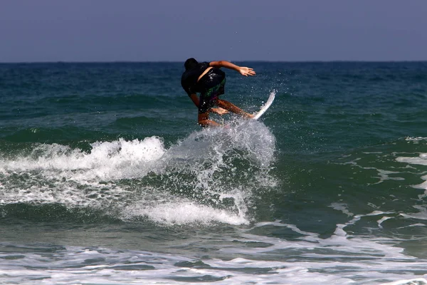 Atleta Scivola Lungo Cresta Delle Onde Del Mare Surfare Una — Foto Stock