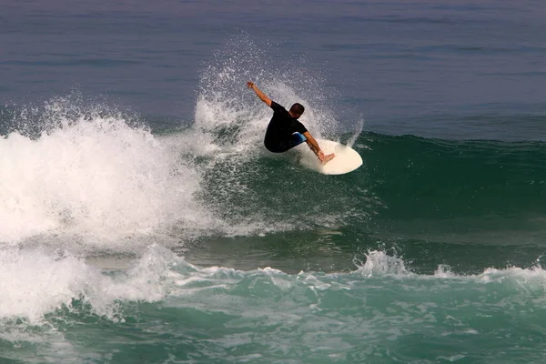 Sporcu Özel Bir Sörf Tahtası Üzerinde Deniz Dalgalarının Tepesinde Süzülür — Stok fotoğraf