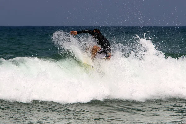 Atleta Desliza Largo Cresta Las Olas Del Mar Surf Una —  Fotos de Stock