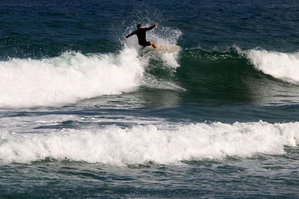 Atleta Desliza Largo Cresta Las Olas Del Mar Surf Una — Foto de Stock