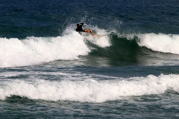 Atleta Desliza Longo Crista Das Ondas Mar Surfar Uma Prancha — Fotografia de Stock