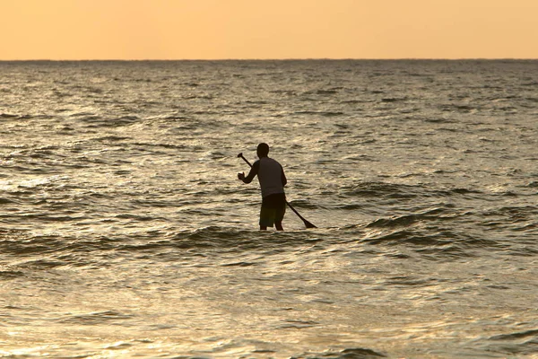 Atleta Desliza Largo Cresta Las Olas Del Mar Surf Una — Foto de Stock