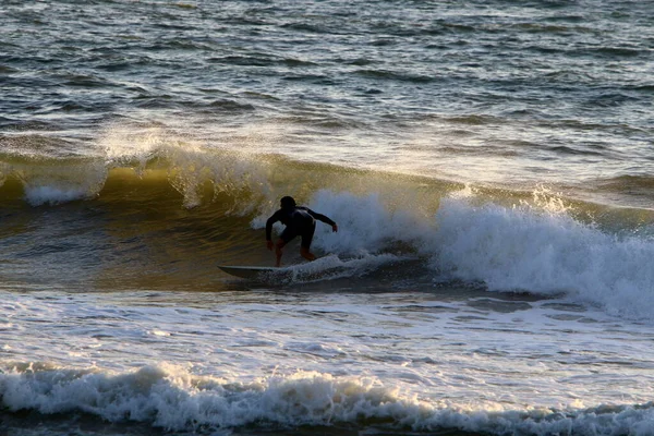 選手は特別なボード上の海の波の波のクレストに沿って滑ります イスラエル沖の地中海に嵐 — ストック写真