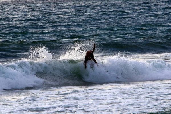 Atleet Glijdt Langs Kam Van Golven Van Zee Surfen Een — Stockfoto