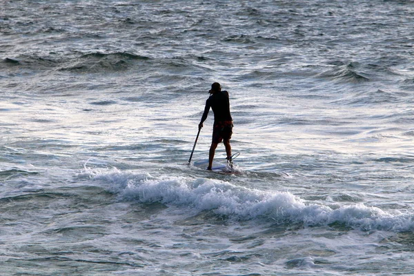 Atleta Desliza Largo Cresta Las Olas Del Mar Surf Una —  Fotos de Stock