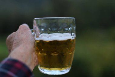 Bardakta soğuk ve taze bira 