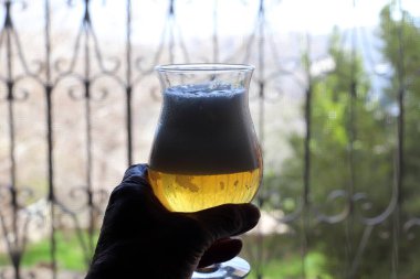 Bardakta soğuk ve taze bira 