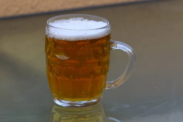 ガラスの中の冷たくて新鮮なビールは — ストック写真