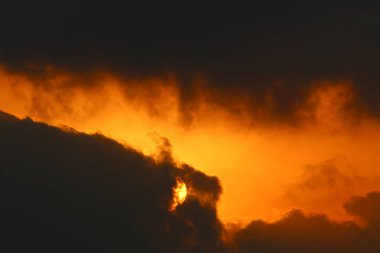 Gün batımında ufukta gökyüzünün parlak kırmızı ışığı. Kuzey İsrail 'de Akdeniz' de Günbatımı 