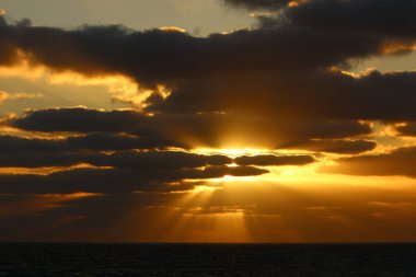 Gün batımında ufukta gökyüzünün parlak kırmızı ışığı. Kuzey İsrail 'de Akdeniz' de Günbatımı 