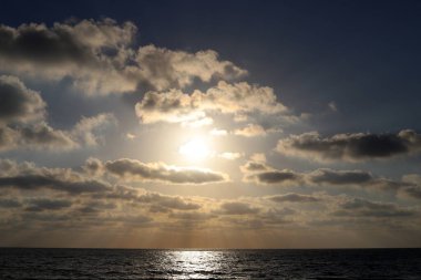 Gün batımında ufukta gökyüzünün parlak kırmızı ışığı. Kuzey İsrail 'de Akdeniz' de Günbatımı 