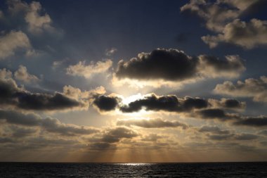 Gün batımında ufukta gökyüzünün parlak kırmızı ışığı. Kuzey İsrail 'de Akdeniz' de Günbatımı 