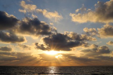 Gün batımında ufukta gökyüzünün parlak kırmızı ışığı. Kuzey İsrail 'de Akdeniz' de Günbatımı 
