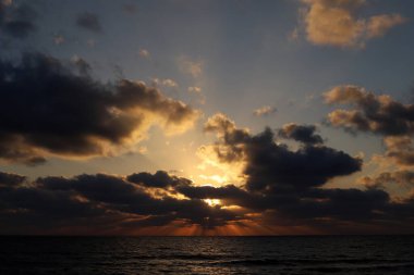 Gün batımında ufukta gökyüzünün parlak kırmızı ışığı. Kuzey İsrail 'de Akdeniz' de Günbatımı 