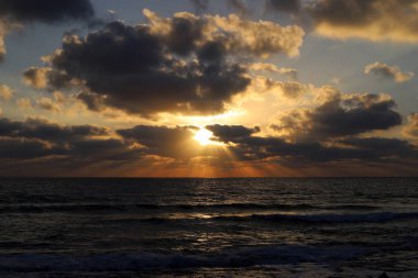 Gün batımında ufukta gökyüzünün parlak kırmızı ışığı. Kuzey İsrail 'de Akdeniz' de Günbatımı 