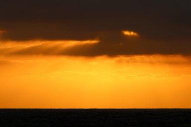 Gün batımında ufukta gökyüzünün parlak kırmızı ışığı. Kuzey İsrail 'de Akdeniz' de Günbatımı 