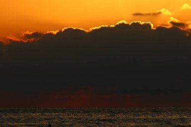 Gün batımında ufukta gökyüzünün parlak kırmızı ışığı. Kuzey İsrail 'de Akdeniz' de Günbatımı 